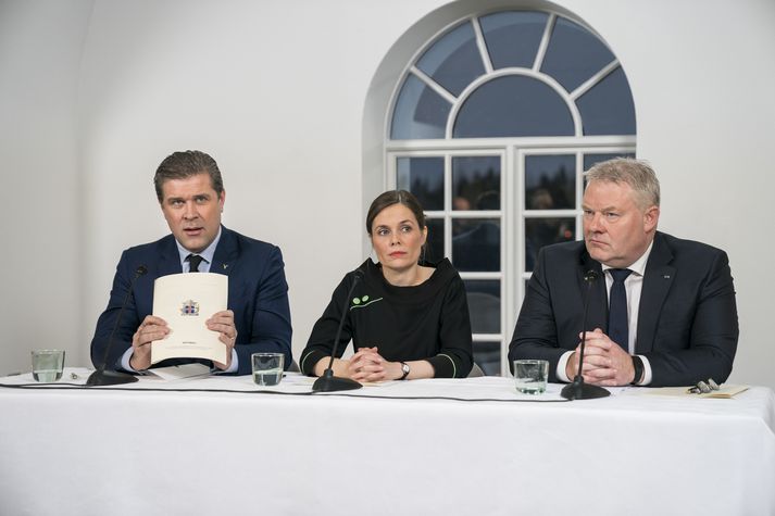 Bjarni Benediktsson, Katrín Jakobsdóttir og Sigurður Ingi Jóhannsson undirrituðu stjórnarsáttmála nýrrar ríkisstjórnar Katrínar Jakobsdóttur í  Listasafni Íslands í gær.