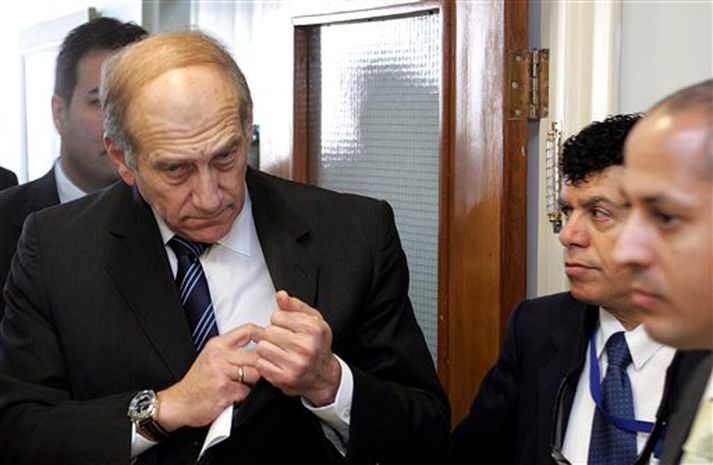 Ehud Olmert var þungur á brún eftir að hann tók við völdum í Ísrael.