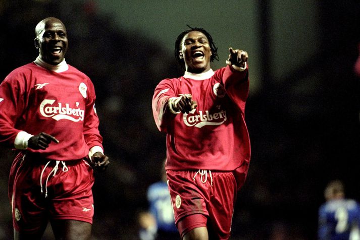 Rigobert Song fagnar marki með Liverpool liðinu í desember 1999.