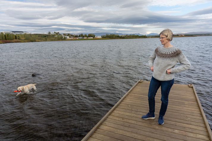 Ragnhildur Geirsdóttir, forstjóri Reiknistofu bankanna (RB) og hundurinn Eldur taka sér korters göngu alla morgna sem Ragnhildur segir ferska og góða leið til að byrja daginn. Síðasta hláturskastið sem Ragnhildur fékk var vegna myndbands sem systir hennar sendi á Snapchat.