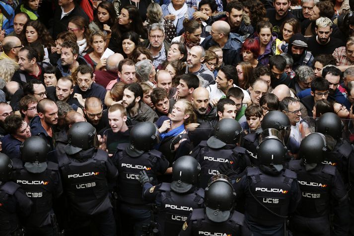 Þessir óeirðarlögreglumenn stilltu sér upp til þess að koma í veg fyrir að kjósendur gætu sótt kjörstað í Ramon Llull-skólanum í Barcelona.