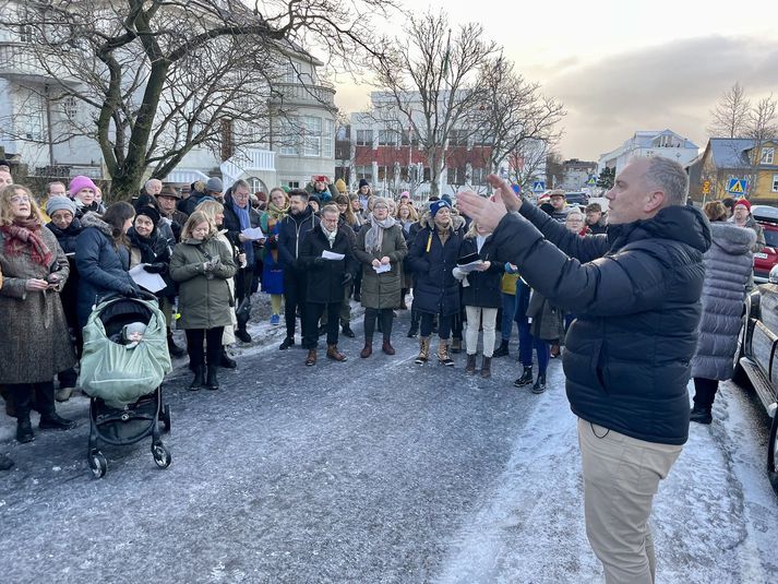 Rússneska sendiráðið stendur við Garðastræti vestan við miðbæinn í Reykjavík. Hópur fólks söng fyrir utan sendiráðið á dögunum.