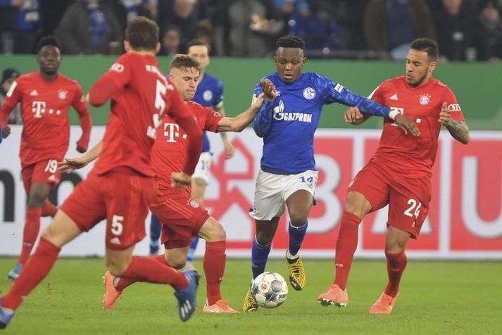 Rabbi Matondo er hér umkringdur Bæjurum í leik Schalke 04 og Bayern München í þýska bikarnum.