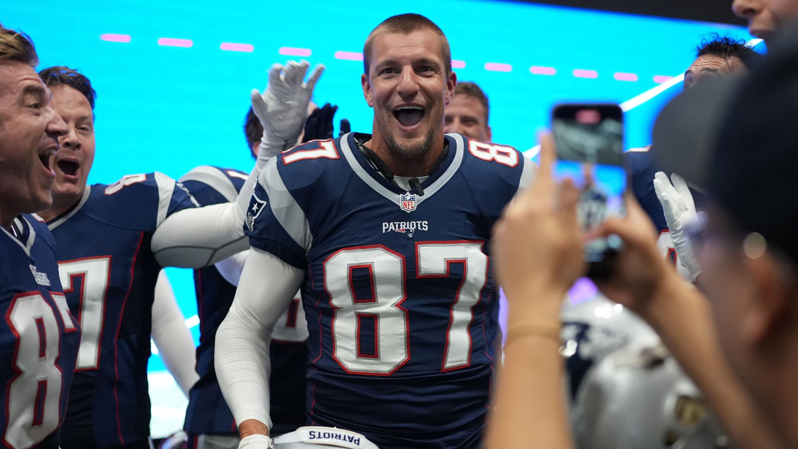 Upp­fyllir ósk náins vinar og skrifar undir eins dags samning