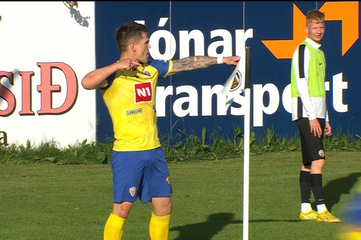 Viðar Örn Kjartansson fagnar markinu sínu í gær. Hann var búinn að spila í 529 mínútur án þess að skora.