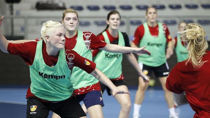 Ágúst Þór Jóhannsson, landsliðsþjálfari Íslands, leggur ríka áherslu á að Ísland spili góðan varnarleik á HM í Brasilíu. Hér æfa Harpa Sif Eyjólfsdóttir og félagar hennar varnarleikinn á æfingu í gær.