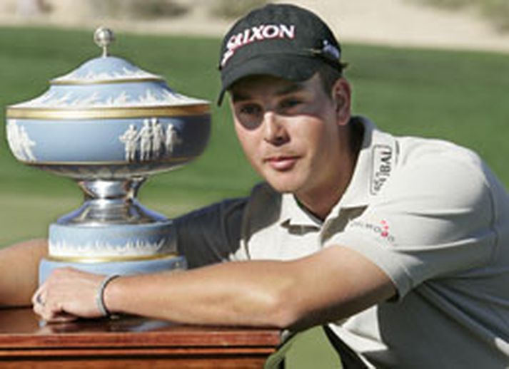 Henrik Stenson var þreytulegur að sjá þegar hann tók við bikarnum í gærkvöldi.