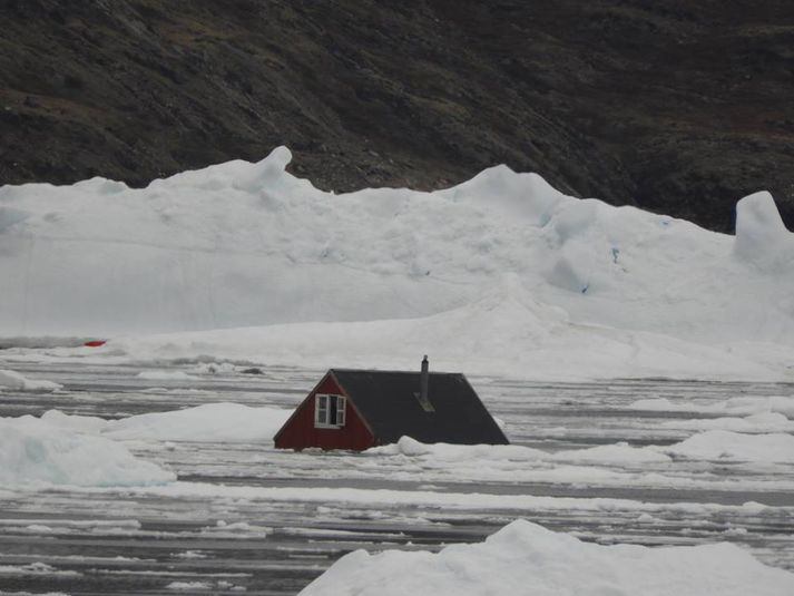 Húsum skolaði út á sjó þegar flóðbylgjan gekk yfir Nuugaatsiaq.