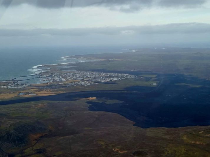 Grindavík séð úr flugvél um klukkan níu í dag.
