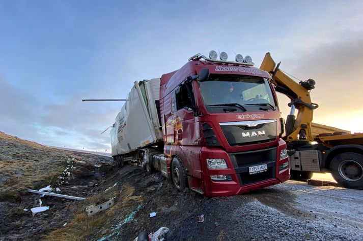 Flutningabíl Aksturs og köfunar var náð upp á þjóðveginn á Hjallahálsi í dag eftir að hann valt þar á föstudag. Loka þurfti Vestfjarðavegi meðan á aðgerðum stóð.