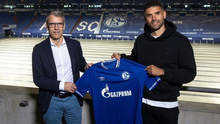 Guðlaugur Victor Pálsson með treyju Schalke, síns nýja félags.