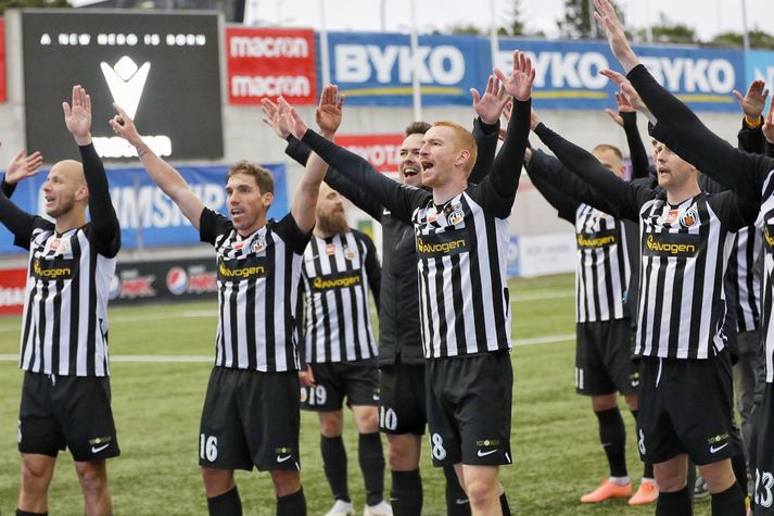 KR-ingar fagna eftir sigurinn góða á Val í kvöld.