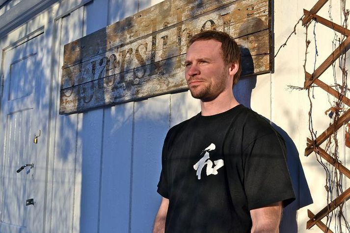 Ívar Örn Sverrisson skrifaði undir samning við norska þjóðleikhúsið í gær og tekur þátt í uppsetningu þess á Ronju Ræningjadóttur næsta haust.