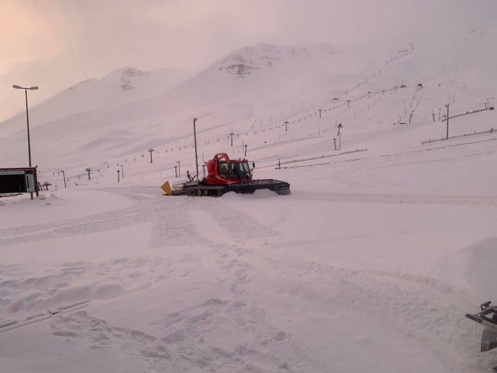 Það er allt að verða klárt í Hlíðarfjalli. Efst á myndinni glittir í nýju stólalyftuna.