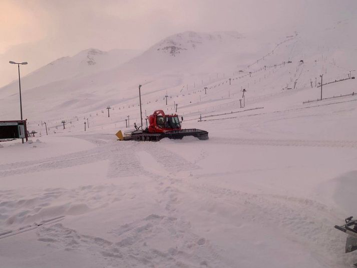 Það er allt að verða klárt í Hlíðarfjalli. Efst á myndinni glittir í nýju stólalyftuna.