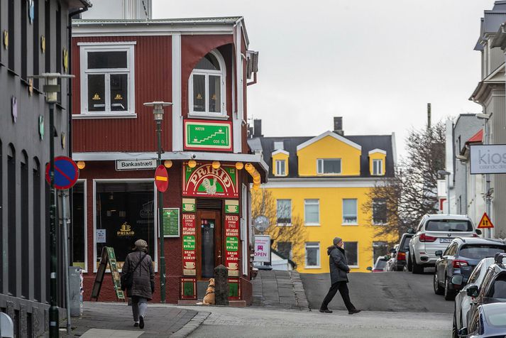 Árásin var gerð við mikið skemmtanahorn í miðbæ Reykjavíkur, þar sem skemmtistaðurinn Prikið er meðal annars.