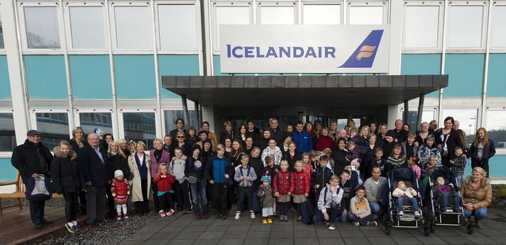 Á myndinni eru styrkþegar dagsins ásamt fjölskyldum þeirra og forsvarsmönnum Vildarbarnasjóðsins.