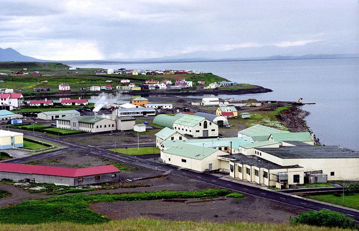 Eldurinn kom upp í jeppa sem stóð inni í geymsluhúsnæði Rarik á Blönduósi.