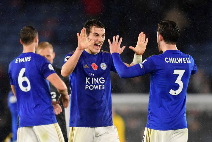 Caglar Soyuncu fagnar sigri með Leicester City.