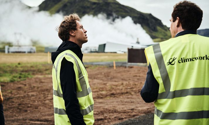 Vettel virðir fyrir sér hreinsistöðina á Hellisheiðinni á miðvikudaginn.