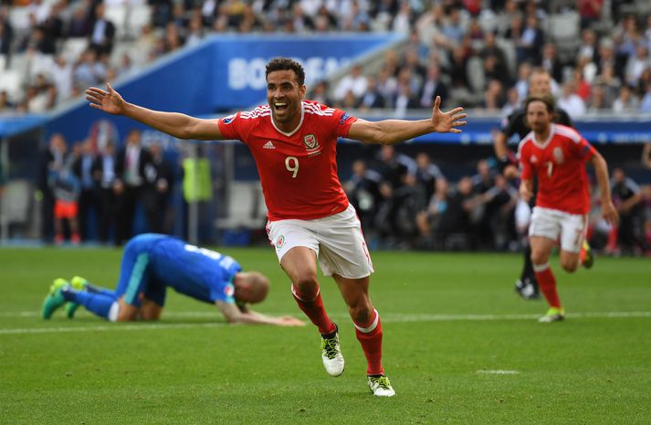Hal Robson-Kanu fagnar markinu.
