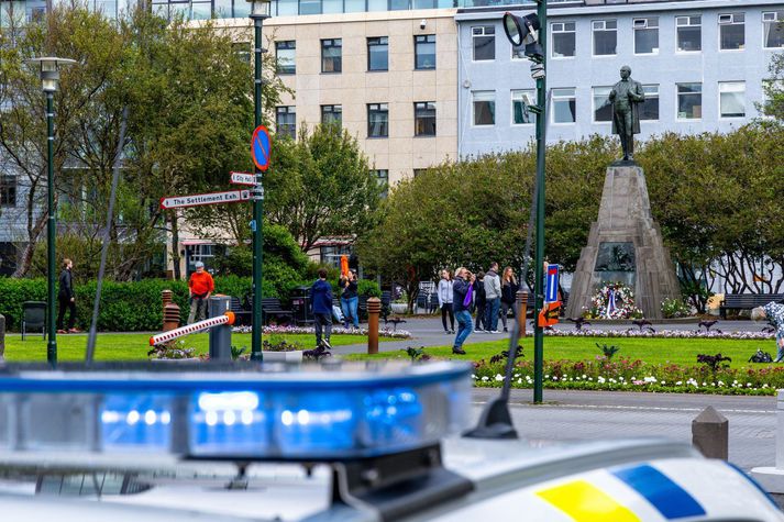 Árásin átti sér stað í miðbæ Reykjavíkur. Þegar lögreglu bar að garði var maðurinn blóðugur í andliti og vankaður.