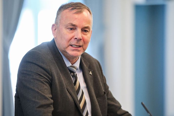 Jón Pétur Zimsen segir óþolandi með öllu að hinar mikilvægu upplýsingar séu óaðgengilegar. Það sé pólitísk ákvörðun. Nýta eigi þessar upplýsingar í þágu barna en ekki til að vernda kerfið og veika hlekki innan þess.