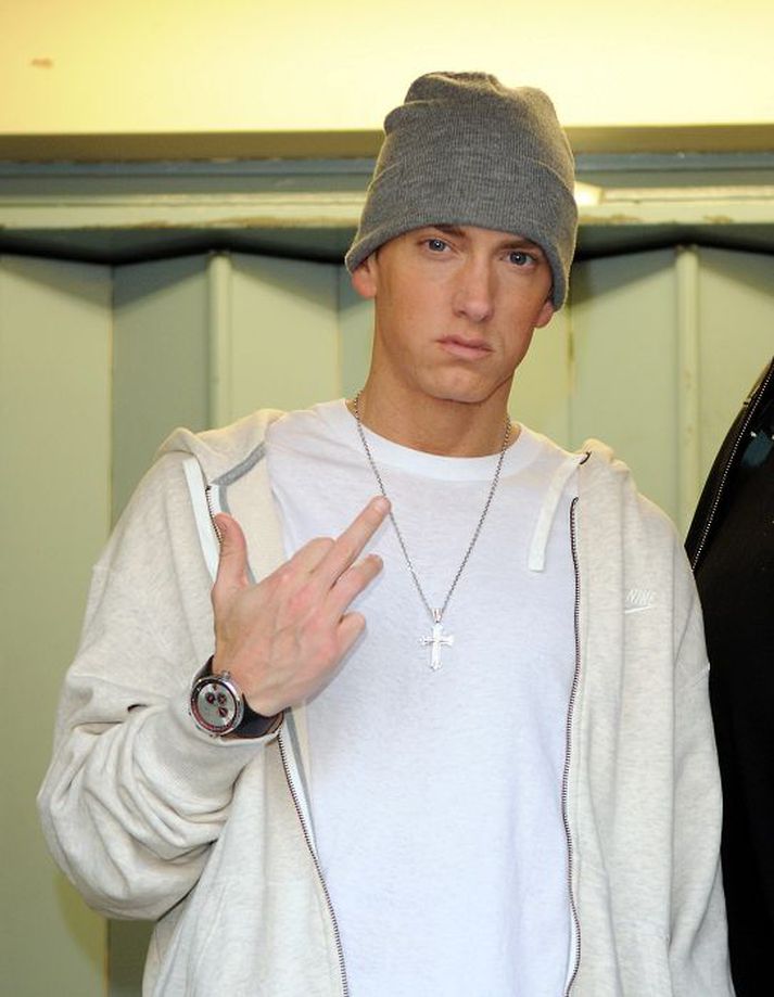 Allt í gríni gert Eminem segir í nýjasta lagi sínu að Lady Gaga sé með kynfæri karlmanns. Hann segir þetta þó vera grín.