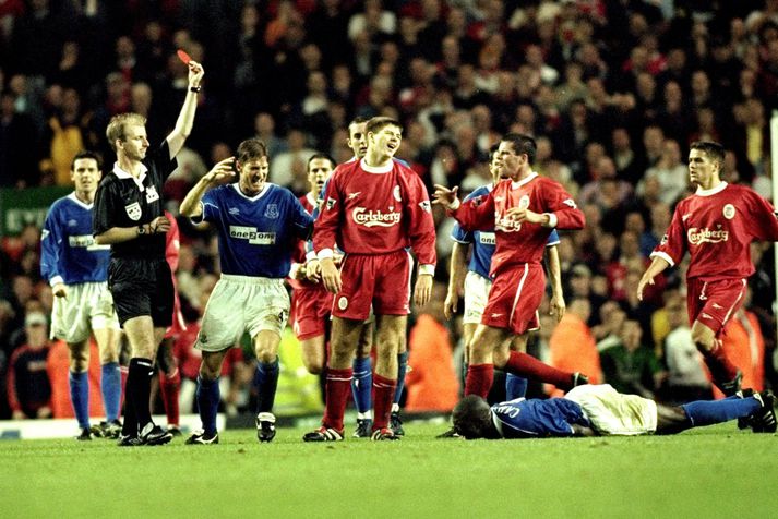 Steven Gerrard kom inn á fyrir Liverpool og fékk rautt en nafni hans varði mark Everton.