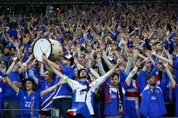 Tólfan vakti verðskuldaða athygli á EM í Frakklandi. Benjamín er hér fremstur meðal jafningja, klæddur í hvítt. 