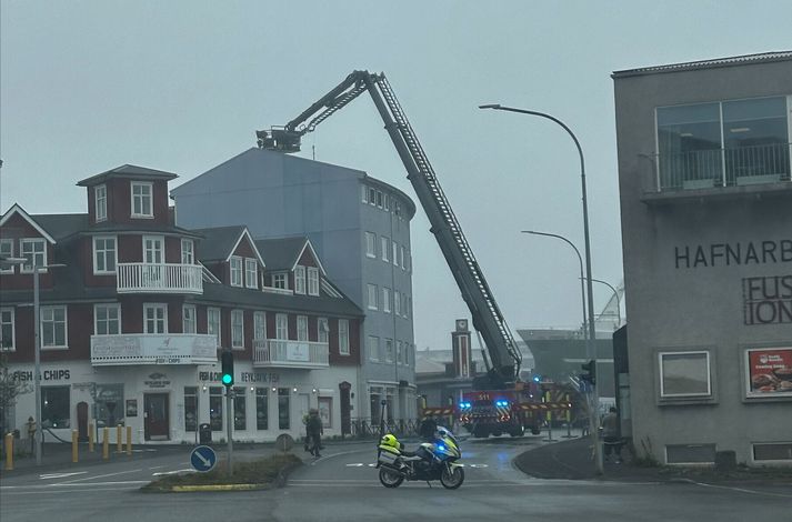 Allar stöðvar slökkviliðsins á höfuðborgarsvæðinu hafa verið kallaðar út vegna eldsins sem tilkynnt var um klukkan fimm.
