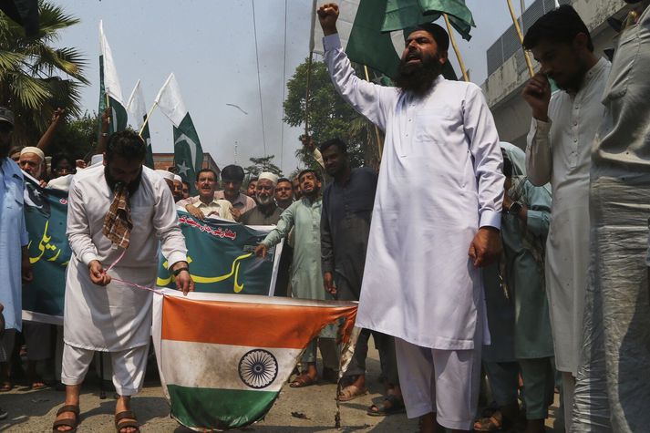 Mikil reiði er í Pakistan vegna árása Indverja þar í gærkvöldi.