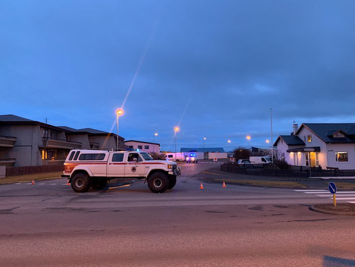 Björgunarsveitarmenn lokuðu götum í nágrenni staðsins þar sem sprengiefnið fannst.