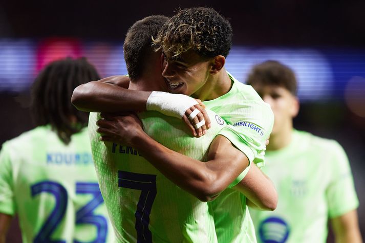 Lamine Yamal faðmar Ferran Torres eftir að sá síðarnefndi hafði skoraði eina markið i sigri Barcelona í kvöld en Yamal lagði upp markið.