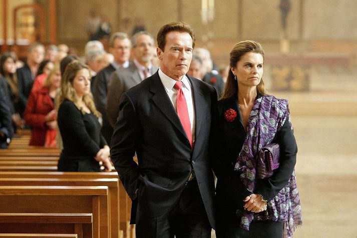Ekki bara glans
Arnold Schwarzenegger og Maria Shriver eru skilin eftir 25 ára hjónaband. Það þótti meðal þeirra traustustu í Hollywood þar til fjölmargar konur komu fram og sögðu kraftajötuninn hafa áreitt sig kynferðislega. Nú hefur komið í ljós að Schwarzenegger eignaðist barn utan hjónabands með þernu á heimili þeirra hjóna.NordicPhotos/getty
