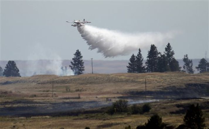 Slökkviliðsmenn berjast nú, með öllum tiltækum ráðum, við mikla elda sem loga í Washington og Oregon.