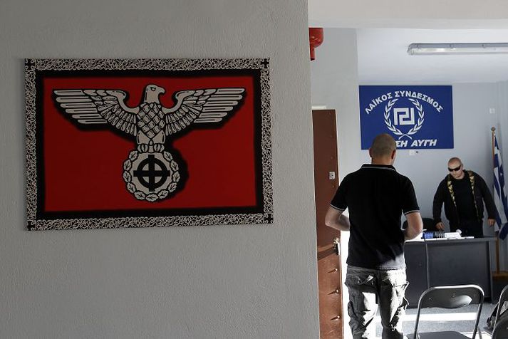 Þrátt fyrir augljós áhrif frá myndmáli þýskra nasista vilja liðsmenn Gylltrar dögunar ekki láta kalla sig nýnasista. Fréttablaðið/AP
