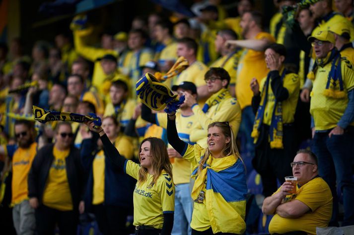 Gulklæddir stuðningsmenn Bröndby fjölmenntu til að fagna meistaratitlinum.