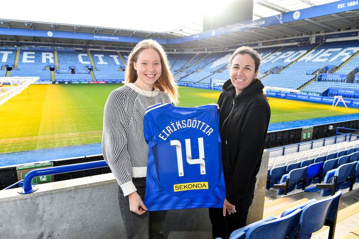 Hlín Eiríksdóttir og Amandine Miquel þegar íslenska landsliðskonan var kynnt til leiks hjá Leicester City.