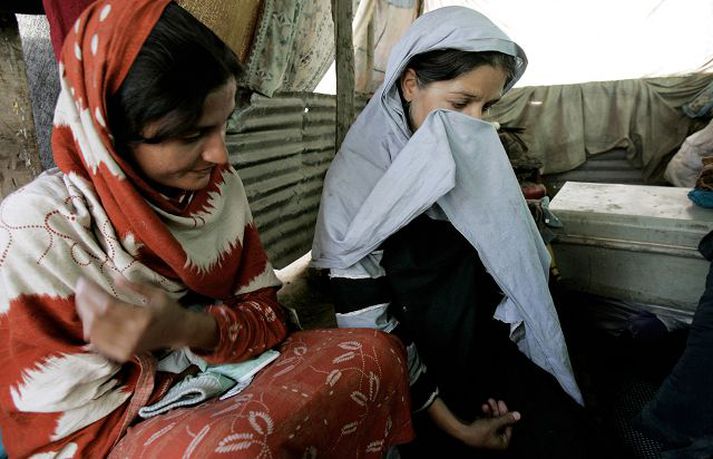 Táradalur. Shama Bibi, 25 ára ófrísk ekkja, grætur í tjaldi sínu í Muzaffarabad á meðan frænka hennar horfir í gaupnir sér. 40.000 ófrískar konur eru á meðal þeirra sem misst hafa heimili sín og þær líta veturinn ekki björtum augum.