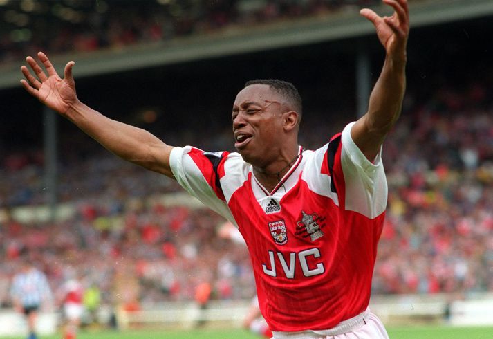 Það er langt síðan Arsenal var síðast í Adidas. Ian Wright fagnar hér í Adidas-treyju.
