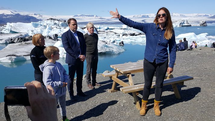 Björt Ólafsdóttir, umhverfis-og auðlindaráðherra, við Jökulsárlón í dag.