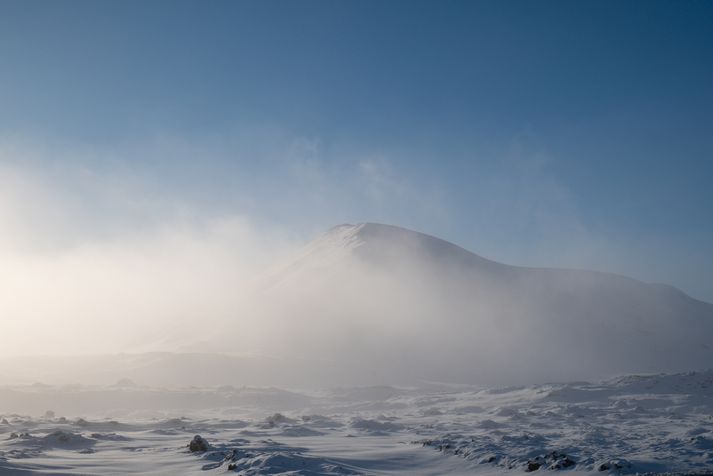 Gular viðvaranir taka gildi í hádeginu fyrir stóran hluta landsins í dag.