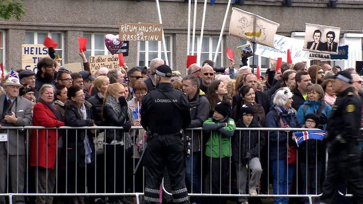 Meðal annars var því mótmælt að lög hafi verið sett á verkföll og að ríkisstjórnin hafi svikið kosningaloforð.