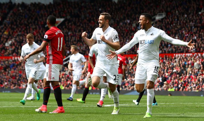 Gylfi Þór Sigurðsson fagnar marki á Old Trafford.