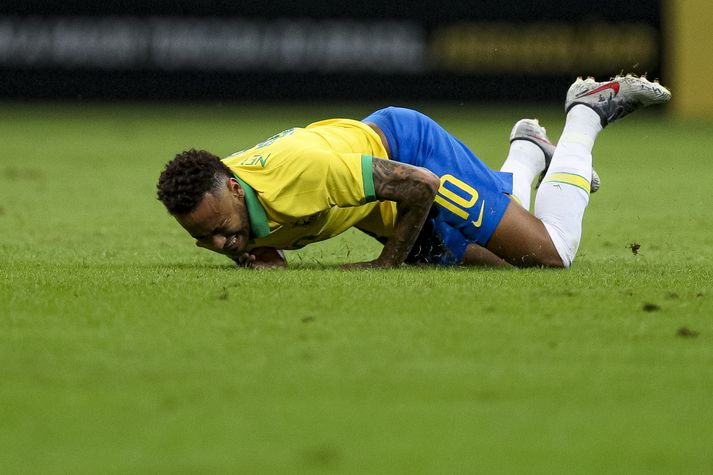 Neymar liggur í grasinu í nótt.