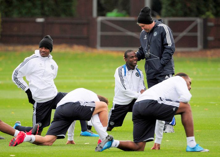 Carlo Ancelotti ræðir við Gael Kakuta á æfingu Chelsea.