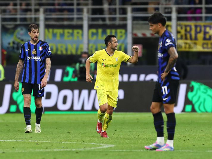 Pedro fagnar fyrir framan svekkta leikmenn Inter.
