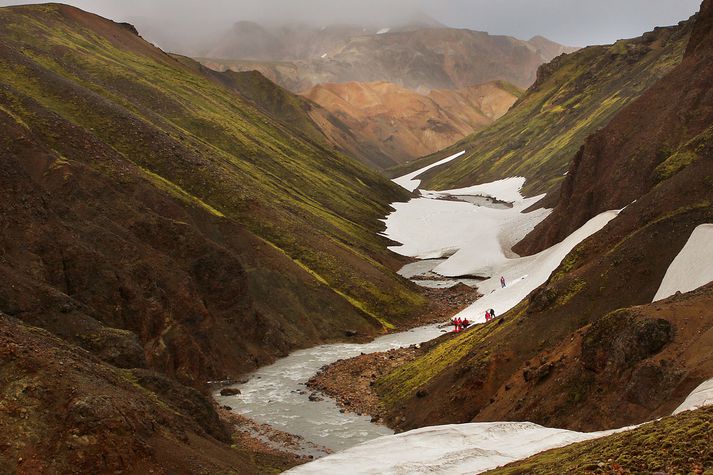 Göt voru sprengd í íshelluna í Sveinsgili. Hér má sjá gilið og íshelluna sem liggur yfir jökulvatninu.