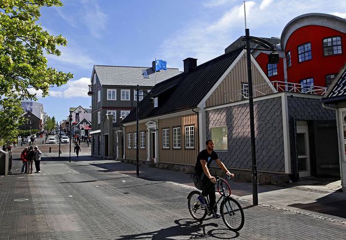 Lækjargata 2 og 2b og Austurstræti 22 brunnu til kaldra kola en hafa verið byggð upp í upprunalegri mynd.